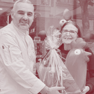Colette, une poule en chocolat qui fait le poids